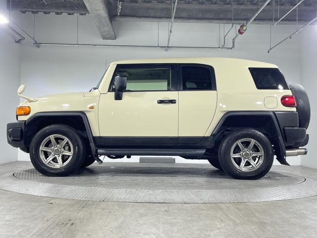 ＦＪクルーザー ファイナルエディション　ナビ　バックカメラ　コーナーセンサー　フロントデアイサー　革巻きステアリング　ステアリングスイッチ　ヘッドライトレベライザー　クルーズコントロール　ＥＴＣ　背面タイヤ　社外ＬＥＤ　フォグ　社外マフラー（62枚目）