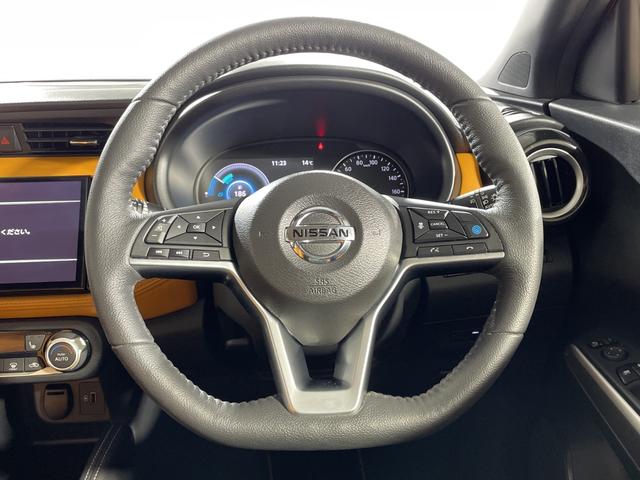 キックス Ｘ　ツートーンインテリアエディション　純正９型ナビ　アラウンドビューＭ　セーフティＡ　ＰｒｏＰＩＬＯＴ　Ｄルームミラー　２トーンカラー　ＬＥＤ　ルーフレール　電動ＰＢ／オートＢＨ　ステアリングＨ　合皮シート　前シートＨ　ＥＴＣ２．０（7枚目）