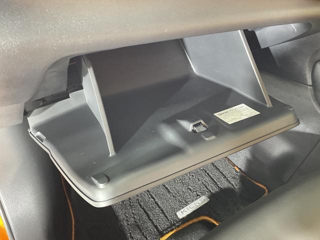 キックス Ｘ　ツートーンインテリアエディション　純正９型ナビ　アラウンドビューＭ　セーフティＡ　ＰｒｏＰＩＬＯＴ　Ｄルームミラー　２トーンカラー　ＬＥＤ　ルーフレール　電動ＰＢ／オートＢＨ　ステアリングＨ　合皮シート　前シートＨ　ＥＴＣ２．０（28枚目）