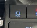【ブレーキホールド】システムがONのとき、信号待ちなどの停止中に、ブレーキペダルから足を離してもブレーキがかかったまま保持されます!