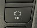 【ブレーキホールド】システムがONのとき、信号待ちなどの停止中に、ブレーキペダルから足を離してもブレーキがかかったまま保持されます!