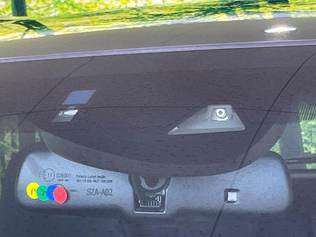 【ホンダセンシング】走行中に前方の車両等を認識し、衝突しそうな時は警報とブレーキで衝突回避と被害軽減をアシスト。より安全にドライブをお楽しみいただけます。