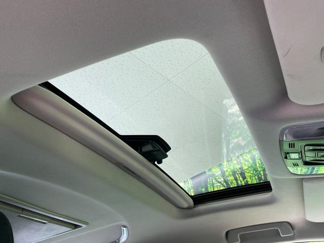 【サンルーフ】開放感たっぷりの希少装備、サンルーフが装着されています！車内に明かりを取り入れたり景色を楽しむ以外にも、車内の空気も簡単に換気できて快適です！
