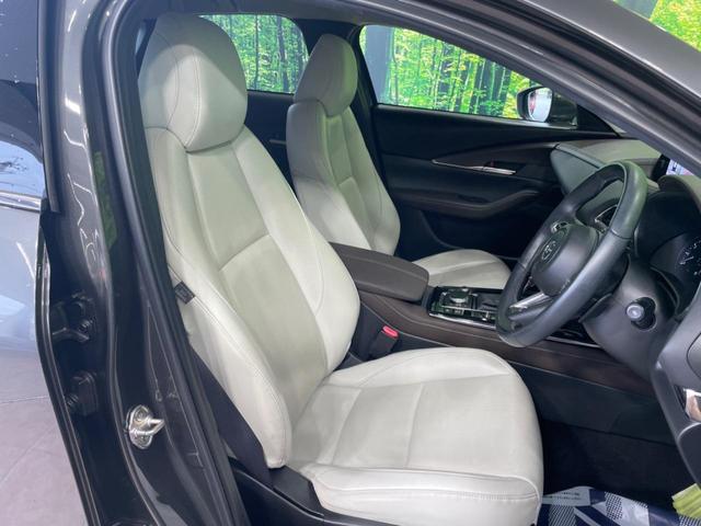 【合皮レザーシート】汚れのふき取りが容易でメンテナンスもが簡単な、機能性に優れる合成皮革を採用した上質なシートです。座り心地もよく、高級感あふれる心地良い車内空間を演出してくれます。