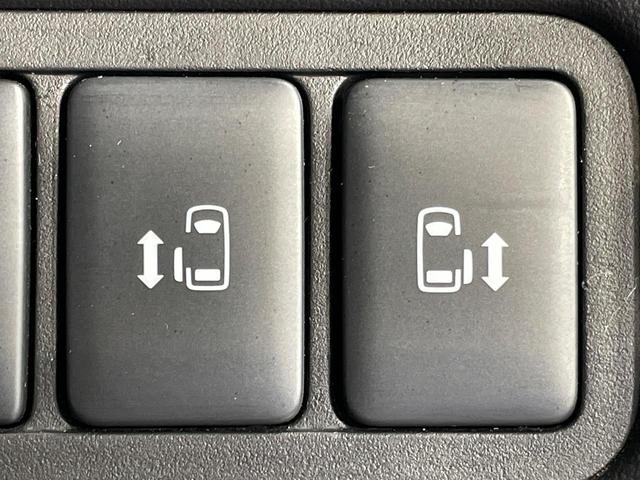 【両側パワースライドドア】スマートキーや運転席のスイッチで後席両側スライドドアの開閉が可能♪電動だから力を入れてドアを開ける必要が無く、小さなお子様でも簡単に開け閉めでき快適です♪
