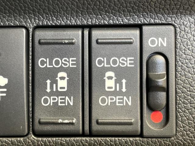 【両側パワースライドドア】スマートキーや運転席のスイッチで後席両側スライドドアの開閉が可能♪電動だから力を入れてドアを開ける必要が無く、小さなお子様でも簡単に開け閉めでき快適です♪