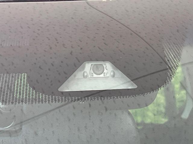 【ホンダセンシング】走行中に前方の車両等を認識し、衝突しそうな時は警報とブレーキで衝突回避と被害軽減をアシスト。より安全にドライブをお楽しみいただけます。