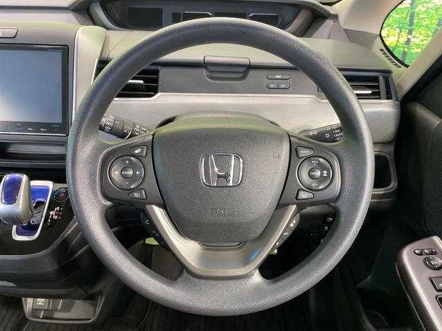 インテリアに合わせたデザインのステアリングは、運転される方のことも考え、運転しやすい形状、大きさです。是非一度、実際に触ってお確かめください。