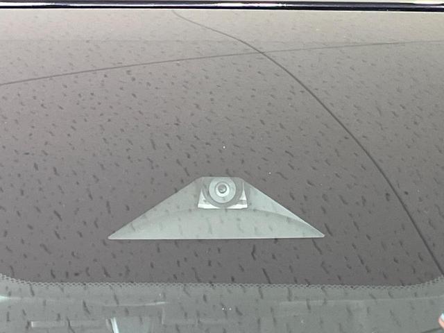 【インテリジェントエマージェンシーブレーキ】フロントカメラで前方の車両や歩行者を検知。衝突しそうな時は衝突被害軽減ブレーキが作動、衝突回避をサポート。より安全にドライブをお楽しみいただけます。