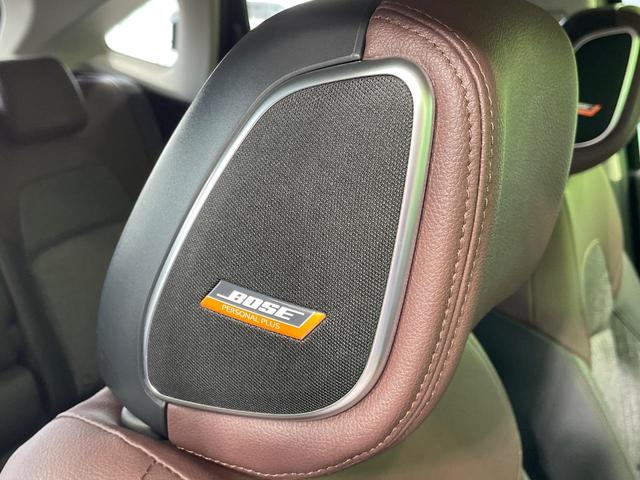 【BOSEサウンドシステム】メーカーオプションの高品位サウンドシステムを搭載。専用のチューニングが施された大小様々なスピーカーから良質なサウンドが奏でられ、臨場感あふれる音響空間を演出します。