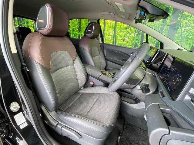 運転席まわりには十分なスペースがあり、大柄な方でもゆったり運転していただける環境です。