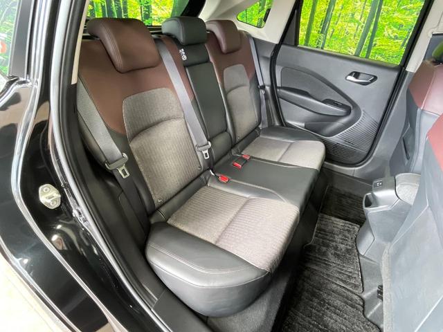 広々とした2列目シートは居住性が高く、居心地も快適!友達や家族とのお出かけにぴったりです。ベビーシートやチャイルドシート使用時も快適にお過ごしいただける十分な空間を確保しています。