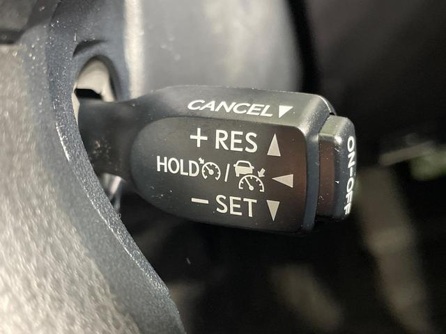 【レーダークルーズコントロール】高速道路での長距離走行が楽に！！自動で速度を保つクルーズコントロールが、衝突軽減システムと連携し、前方の車両を感知して車間を保つように速度調節してくれます！！