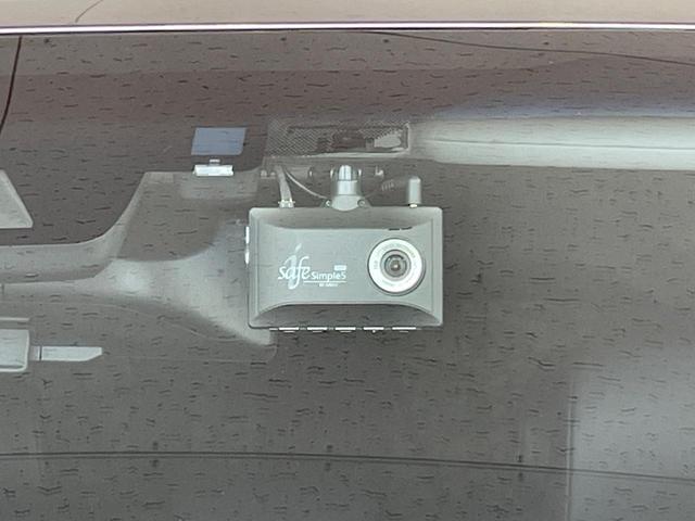 【ドライブレコーダー】安心・安全なカーライフに必須のドライブレコーダーを装備！走行中はもちろん、あおり運転や事故に遭遇した際の状況も映像で記録し、万一のリスクに備えます。