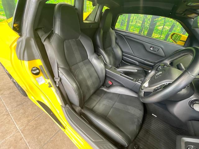 【ハーフレザーシート】高級感と座り心地を両立した人気のシート♪背面・座面のファブリック素材は、通気性の良さや滑りにくさに優れています。気温や服装に左右されず快適にお乗りいただけます。