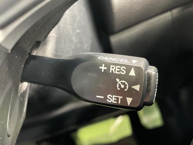 【クルーズコントロール】高速道路もラクラク走行。アクセルを離しても一定速度で走行ができ、長距離運転時の負担を軽減！加速・減速も簡単なスイッチ操作で調整できます。