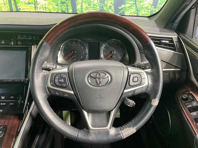 【ウッドコンビステアリング】高級感ある木目調パーツを採用した手に良く馴染むコンビハンドル。運転席廻りの雰囲気も一気に豪華になります!