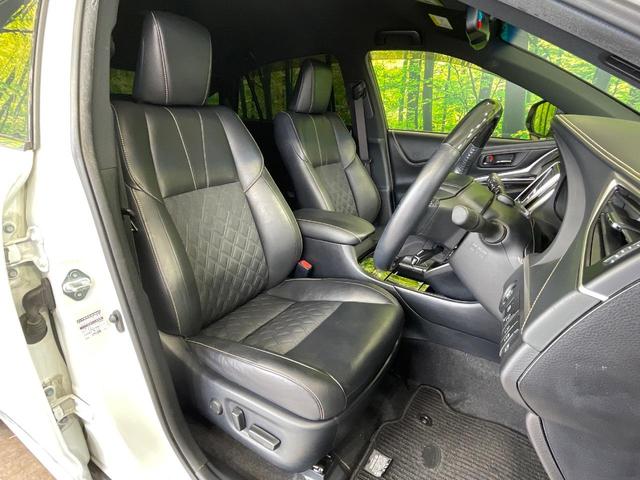 【ハーフレザーシート】高級感と座り心地を両立した人気のシート♪背面・座面のファブリック素材は、通気性の良さや滑りにくさに優れています。気温や服装に左右されず快適にお乗りいただけます。