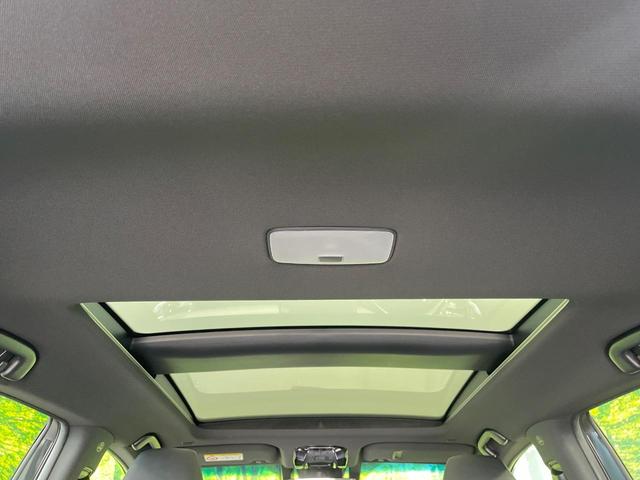【サンルーフ】開放感たっぷりの希少装備、サンルーフが装着されています!車内に明かりを取り入れたり景色を楽しむ以外にも、車内の空気も簡単に換気できて快適です!