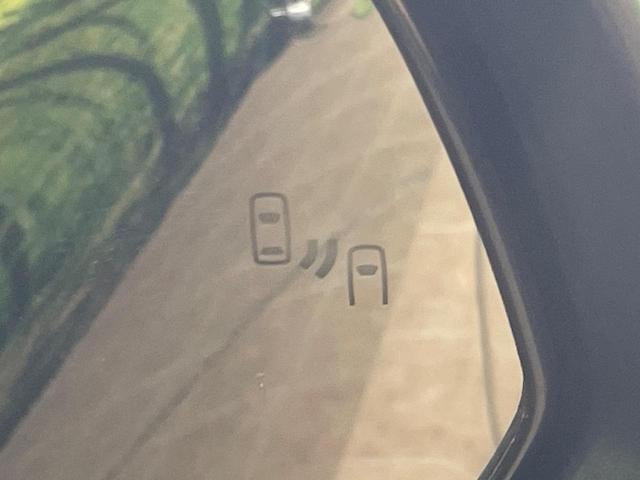 【ブラインドスポットモニター】走行中、ドアミラーの死角になりやすい箇所に後続車が接近するとサイドミラーのレンズに警告を表示！ドライバーに注意喚起をしてくれます。