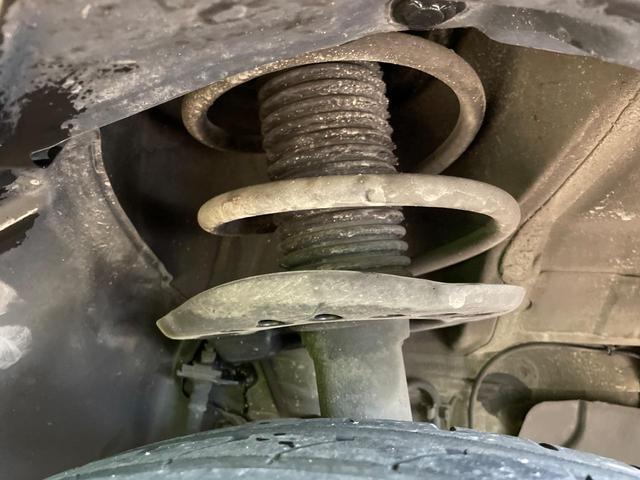 お車を安心してお乗りいただく為には、足回りの定期点検が欠かせません。サービスサポート（有償保証）では無料点検もご提供しており、安心のカーライフをお過ごしいただけるサポート体制が整っています。