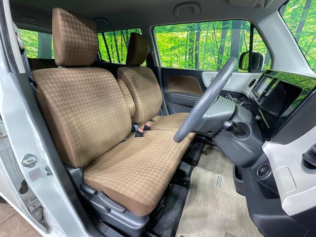 運転席まわりには十分なスペースがあり、大柄な方でもゆったり運転していただける環境です。