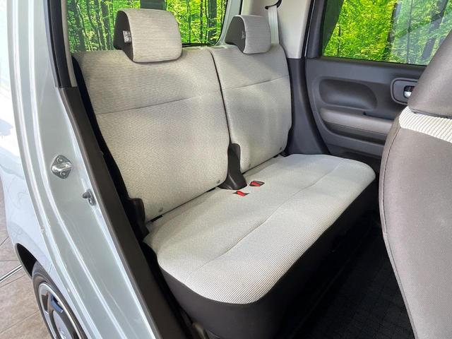 後部座席も気になるようなキズ・汚れやへたり等、大きなダメージはなく、良好な状態です。