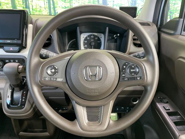 インテリアに合わせたデザインのステアリングは、運転される方のことも考え、運転しやすい形状、大きさです。是非一度、実際に触ってお確かめください。