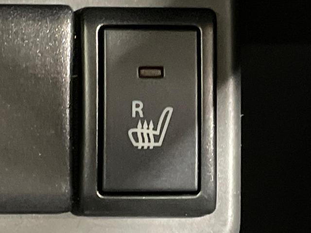 【ステアリングヒーター】冬場に冷たくなりやすい革巻きステアリングを、スイッチ一つで素早く適温に！エアコンよりも早く温まってくれるので、寒い日の運転も快適になりますね♪