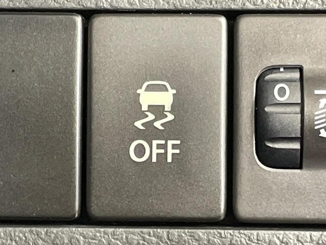 【横滑り防止装置】車両の横滑りを感知すると、自動的に車両の進行方向を保つように車両を制御します。雨の日など滑りやすい路面状況でも安全な運転が可能です。