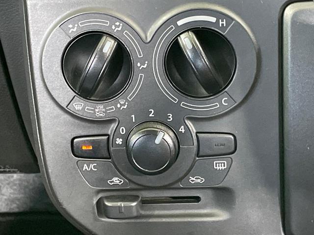 寒い冬も暑い夏も全席に快適な空調を届けてくれる、ダイヤル式エアコンを装備♪