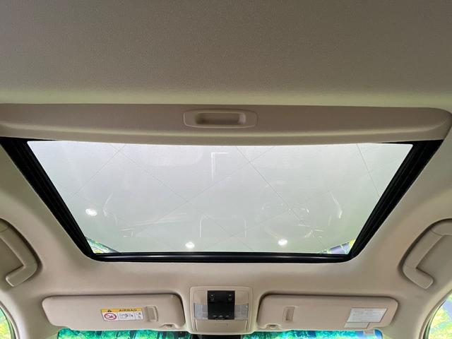 【サンルーフ】開放感たっぷりの希少装備、サンルーフが装着されています！車内に明かりを取り入れたり景色を楽しむ以外にも、車内の空気も簡単に換気できて快適です！