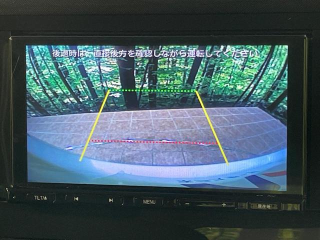 【バックカメラ】駐車時に後方がリアルタイム映像で確認できます。大型商業施設や立体駐車場での駐車時や、夜間のバック時に大活躍！運転スキルに関わらず、今や必須となった装備のひとつです！
