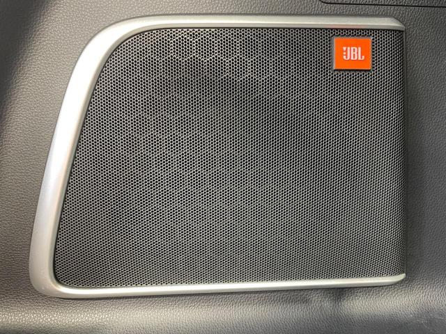 【ＪＢＬサウンドシステム】メーカーオプションの高品位サウンドシステムを搭載。専用のチューニングが施された大小様々なスピーカーから良質なサウンドが奏でられ、臨場感あふれる音響空間を演出します。