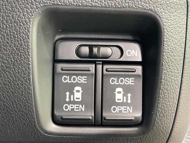 【両側パワースライドドア】スマートキーや運転席のスイッチで後席両側スライドドアの開閉が可能♪電動だから力を入れてドアを開ける必要が無く、小さなお子様でも簡単に開け閉めでき快適です♪