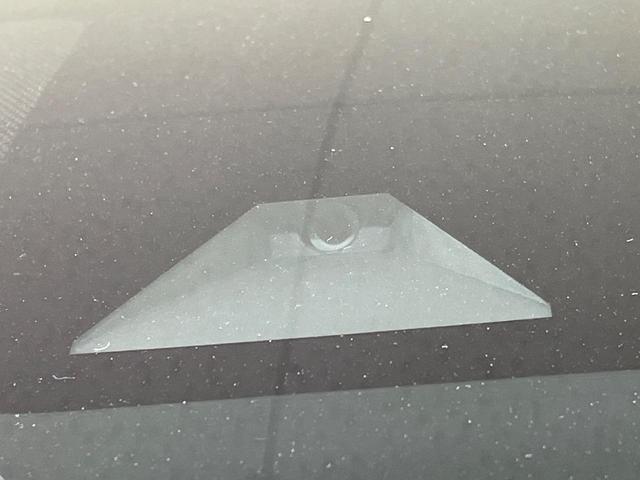 【トヨタセーフティセンス】走行中に前方の車両等を認識し、衝突しそうな時は警報とブレーキで衝突回避と被害軽減をアシスト。より安全にドライブをお楽しみいただけます。