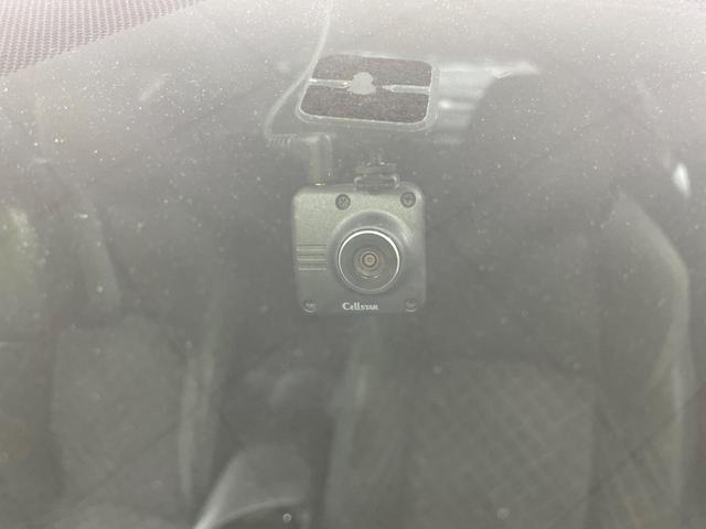 【ドライブレコーダー】安心・安全なカーライフに必須のドライブレコーダーを装備！走行中はもちろん、あおり運転や事故に遭遇した際の状況も映像で記録し、万一のリスクに備えます。