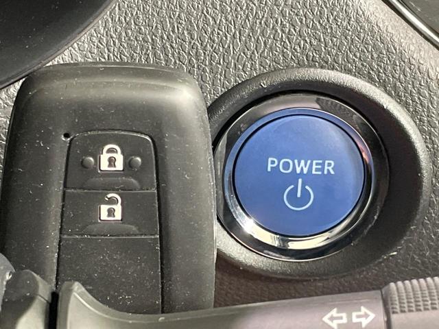 【スマートキー】カバンやポケットに入れたままでもドアの施錠・解錠が可能なスマートキーを装備。エンジンのオン・オフ時もカギを取り出す必要が無いからとっても便利です♪