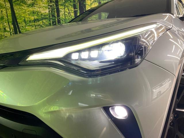 【ＬＥＤヘッドライト】悪天候や夜間走行時も良好な視界を確保し安心して運転できる高輝度ＬＥＤヘッドライトを装備！点灯速度が早く、消費電力も抑えられています。