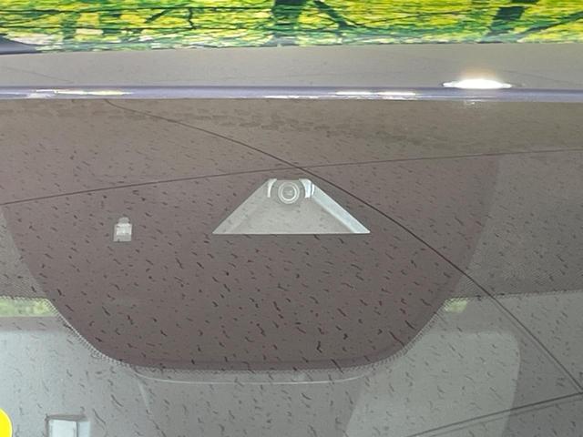 【ｉ-ＡＣＴＩＶＥＳＥＮＳＥ】走行中に前方の車両等を認識し、衝突しそうな時は警報とブレーキで衝突回避と被害軽減をアシスト。より安全にドライブをお楽しみいただけます。