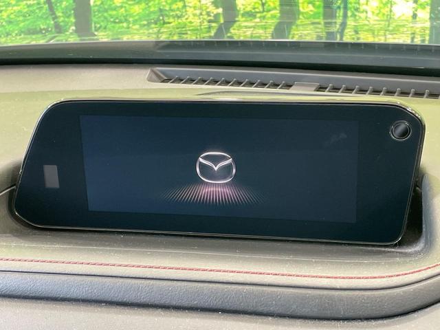 【８．８インチマツダコネクト】車内の雰囲気にマッチした大型のディスプレイ。スマホ接続でのナビ使用やＢｌｕｅｔｏｏｔｈ再生等、様々な機能が楽しめます。直感的なダイヤル操作が可能で、使い勝手も良好です。