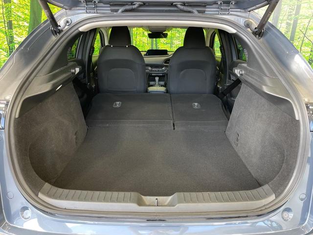 積み下ろしのしやすいデッキにはたっぷりと荷物を積み込んでいただけます。遊びから仕事まで、様々なシーンで頼れます♪