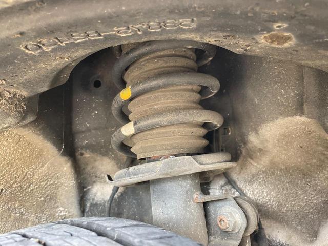 お車を安心してお乗りいただく為には、足回りの定期点検が欠かせません。サービスサポート（有償保証）では無料点検もご提供しており、安心のカーライフをお過ごしいただけるサポート体制が整っています。