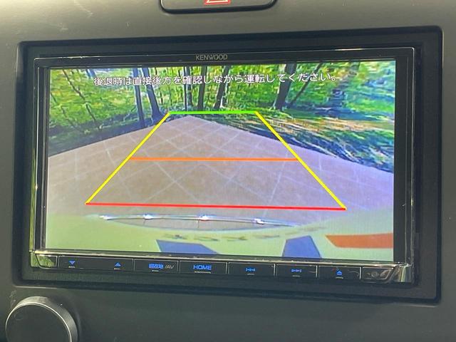 【バックカメラ】駐車時に後方がリアルタイム映像で確認できます。大型商業施設や立体駐車場での駐車時や、夜間のバック時に大活躍！運転スキルに関わらず、今や必須となった装備のひとつです！