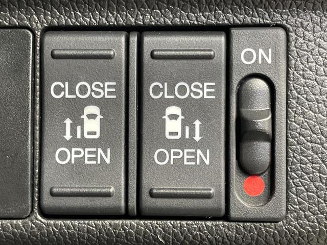 【両側パワースライドドア】スマートキーや運転席のスイッチで後席両側スライドドアの開閉が可能♪電動だから力を入れてドアを開ける必要が無く、小さなお子様でも簡単に開け閉めでき快適です♪