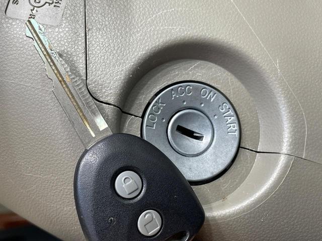 【キーレス】少し離れた場所からでもボタン一つでドアの開錠・施錠ができるのでとっても便利！ドアの鍵穴周りに傷をつけることもありません♪