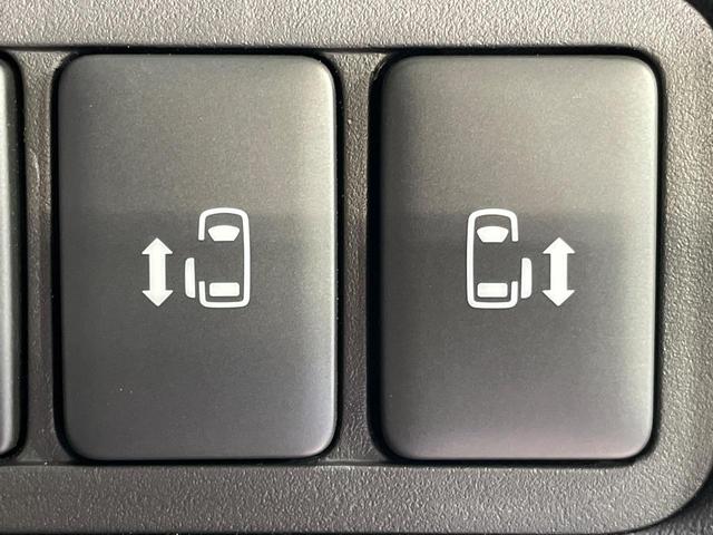 【両側パワースライドドア】スマートキーや運転席のスイッチで後席両側スライドドアの開閉が可能♪電動だから力を入れてドアを開ける必要が無く、小さなお子様でも簡単に開け閉めでき快適です♪