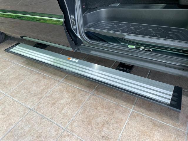 【電動サイドステップ】車高の高いお車でも、これがあれば小さいお子様の乗り降りも楽々♪スライドドアと連動して作動する為、煩わしい操作は不要です！