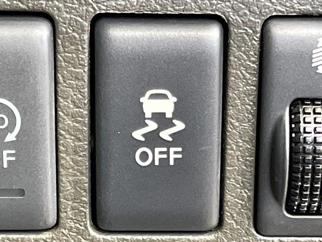 【横滑り防止装置】車両の横滑りを感知すると、自動的に車両の進行方向を保つように車両を制御します。雨の日など滑りやすい路面状況でも安全な運転が可能です。