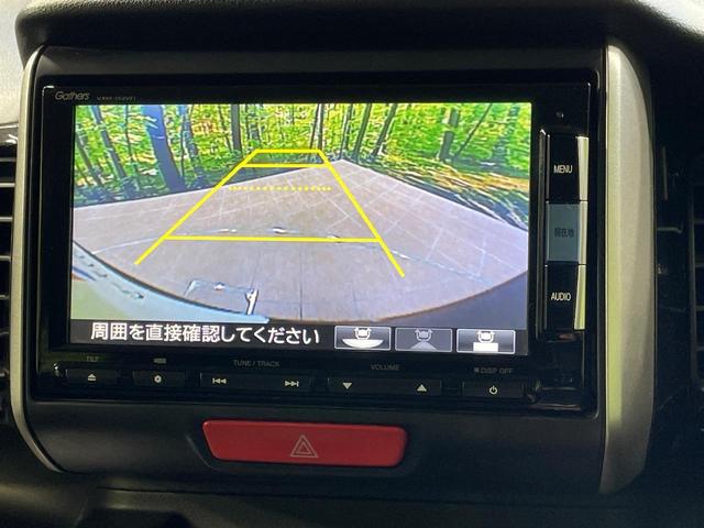 【バックカメラ】駐車時に後方がリアルタイム映像で確認できます。大型商業施設や立体駐車場での駐車時や、夜間のバック時に大活躍！運転スキルに関わらず、今や必須となった装備のひとつです！